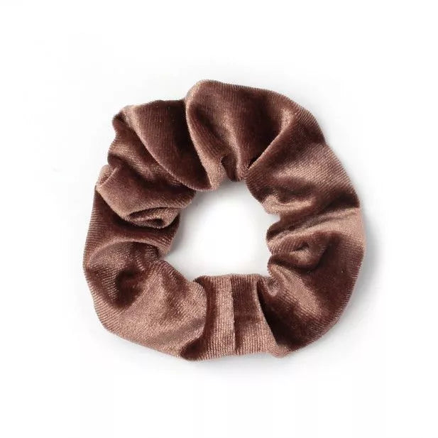 Stor Scrunchie Hårelastik i Blødt Velour - i Mørk Beige