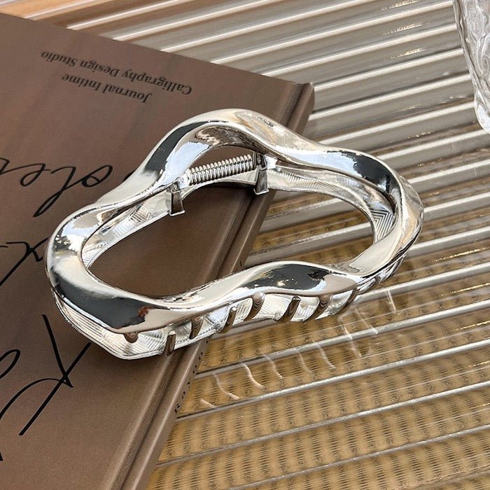 Stor Sølv Hårklemme i Bølget Design