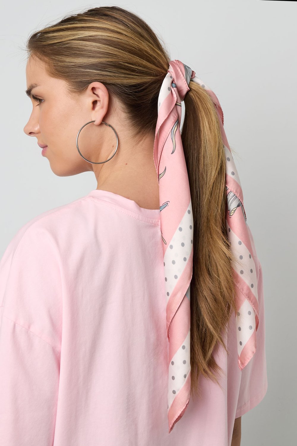 Tørklæde med Blomsterprint & Prikker i Lyse Farver