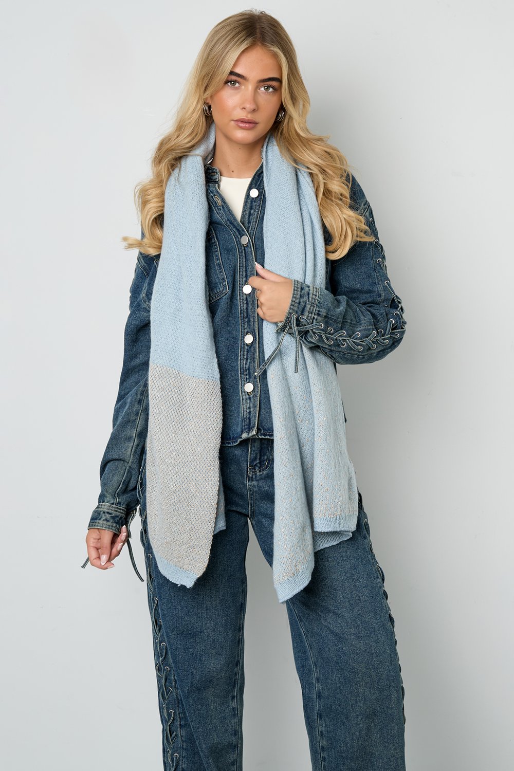 Stort Tørklæde i Lyseblå med Guldglans