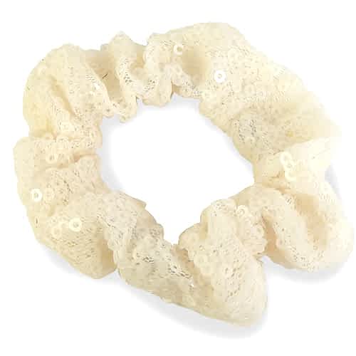 Lille Creme Scrunchie med Glansfulde Pailletter - SofiaGaver.dk