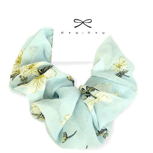 Fin Scrunchie Hårelastik i Chiffon med Blomsterprint - i Lyseblå - SofiaGaver.dk