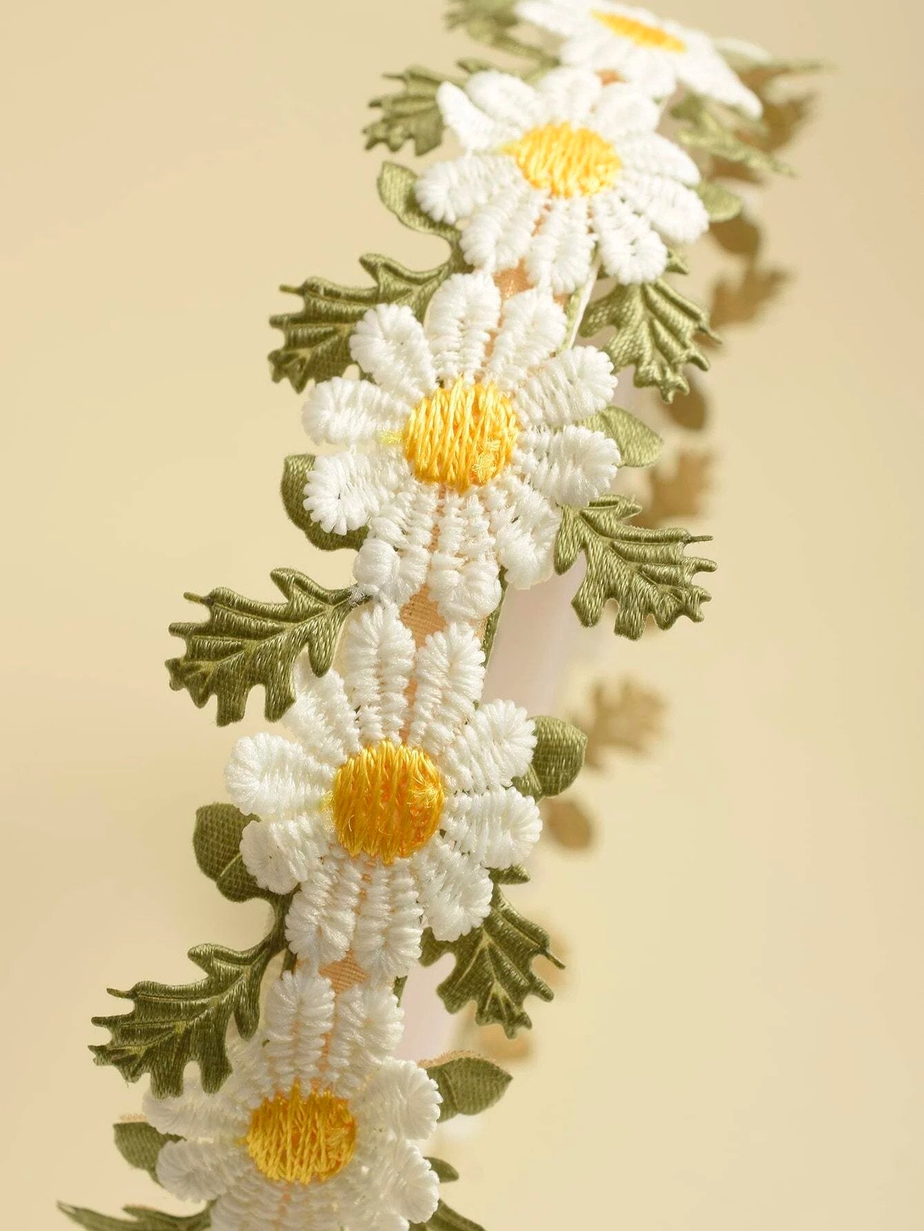 Hårbøjle med Hvide Marguerit Blomster & Grønne Blade