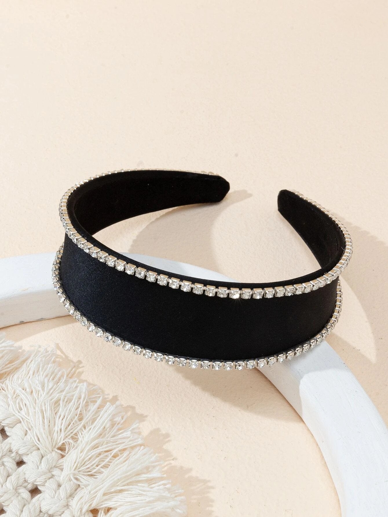 Bred Sort Satin Hårbøjle med Krystalperler - SofiaGaver.dk