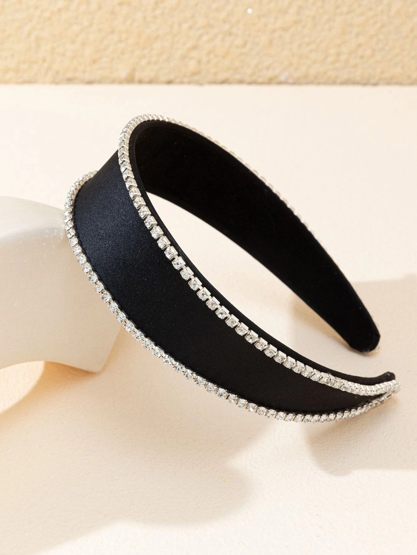 Bred Sort Satin Hårbøjle med Krystalperler - SofiaGaver.dk