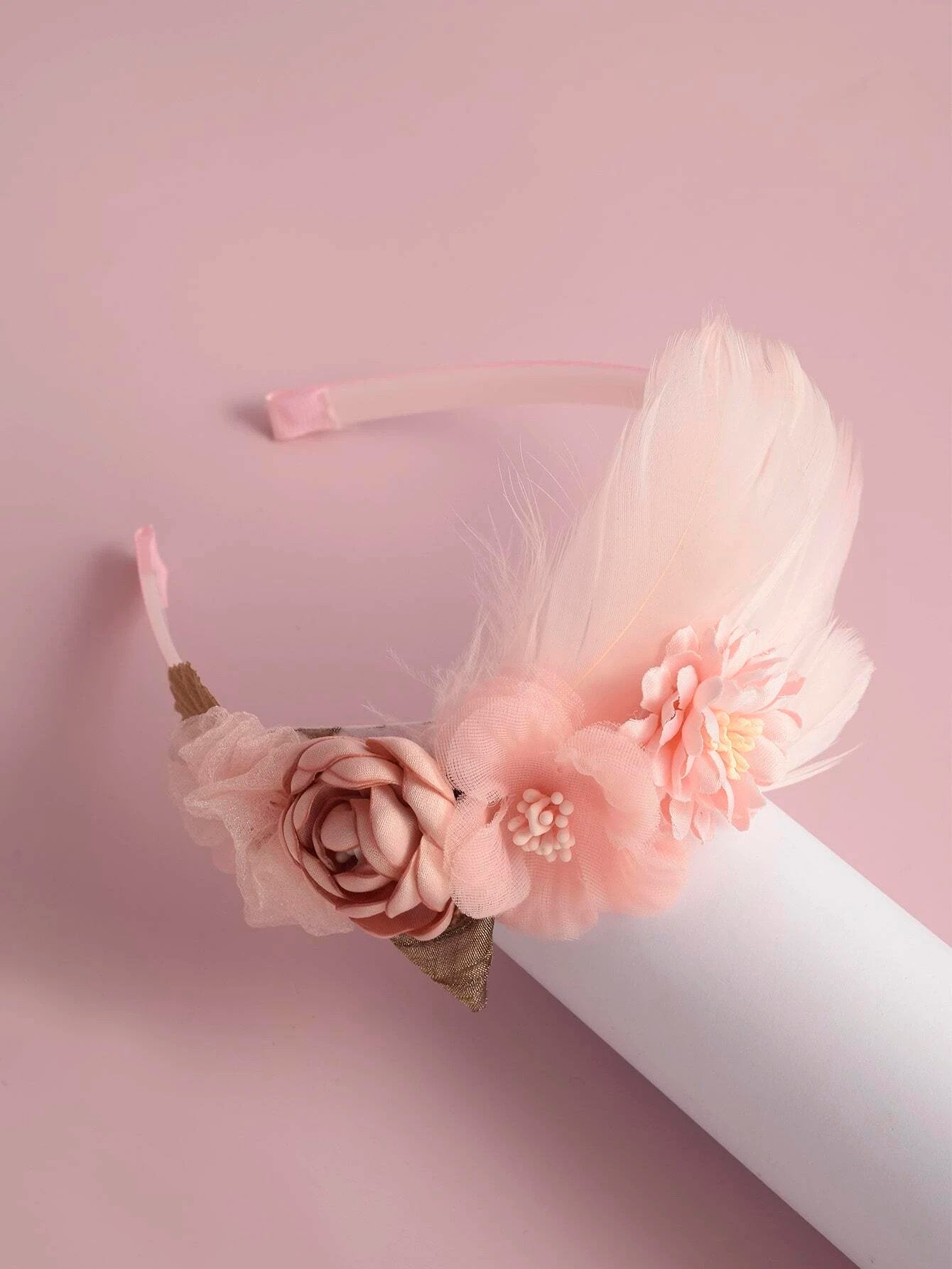 Smuk Hårbøjle med Blomster & Fjer - i Lyserøde Farver - SofiaGaver.dk