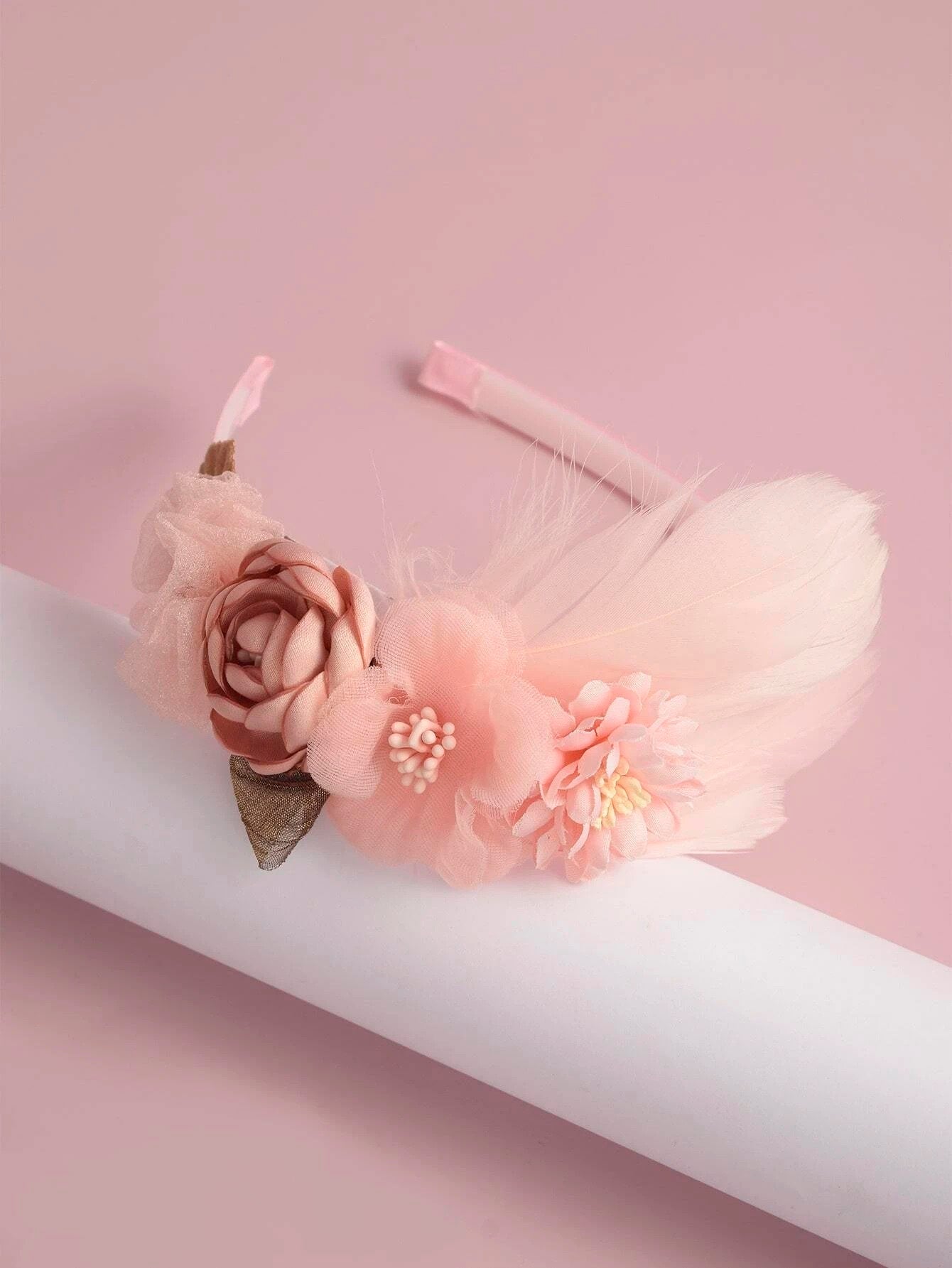 Smuk Hårbøjle med Blomster & Fjer - i Lyserøde Farver - SofiaGaver.dk