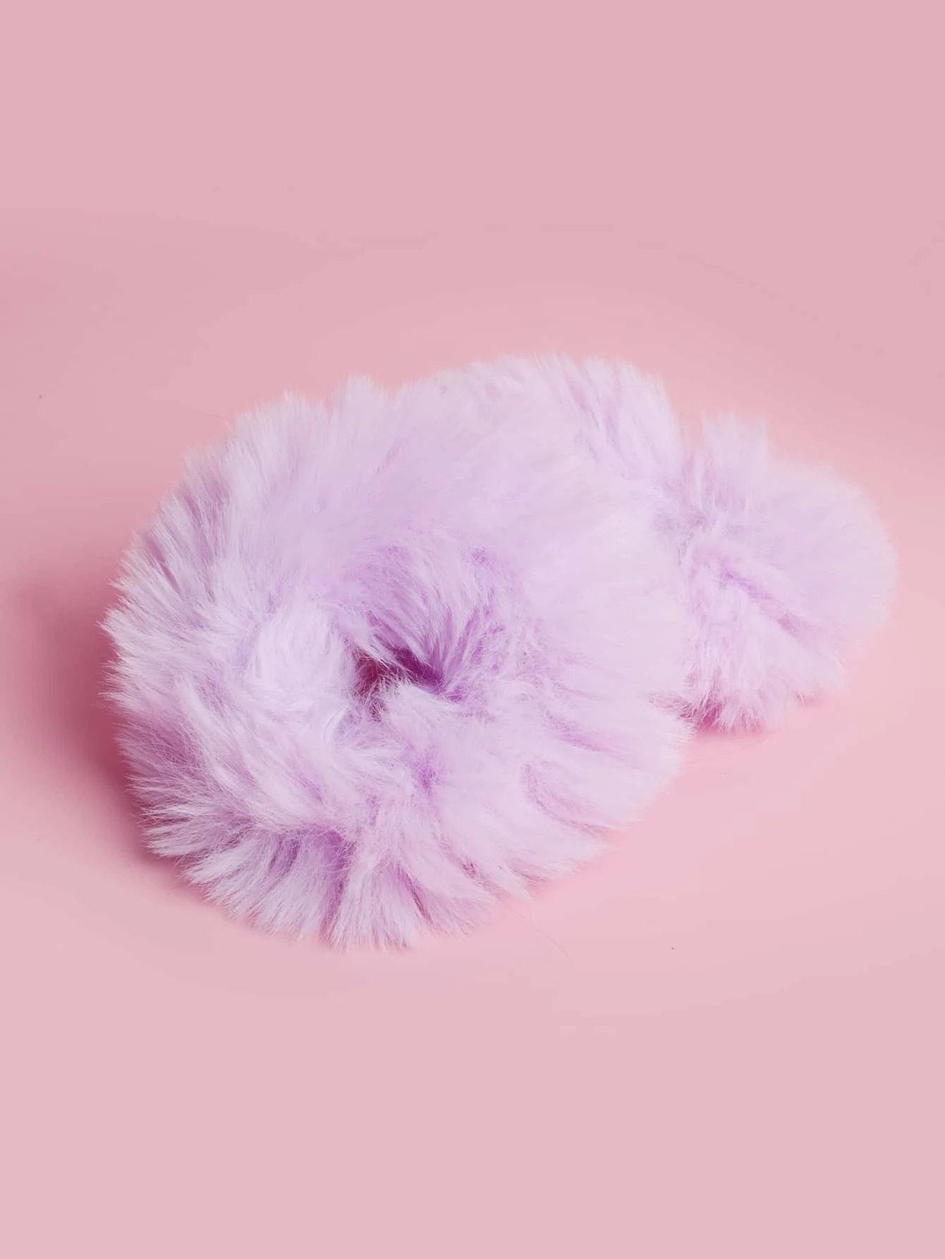 1 stk Scrunchie i Blødt Plys - i Lys Lilla - SofiaGaver.dk